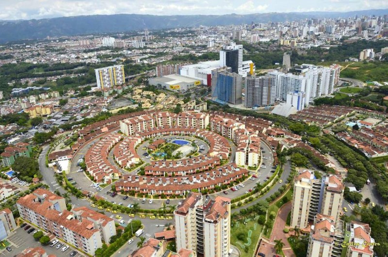 Mirador del Cacique bordea, en forma de ‘media luna’, al conjunto Girasol, que es totalmente redondo. La construcción de esta urbanización tardó dos años