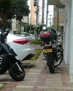 La moto mal estacionada fue dejada allí por un policía. - Suministrada J.Q. / GENTE DE CABECERA