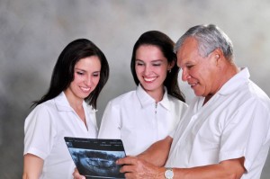 María Paula y María Andrea siguieron los pasos de su padre, abuelo y bisabuelo, la odontología