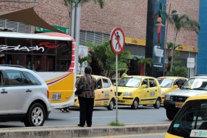 Aunque el cruce es peligroso por el constante paso de vehículos, muchos prefieren arriesgarse en vez de caminar hasta el intercambiador. - Javier Gutiérrez /GENTE DE CABECERA