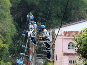 Cambio de cableado en Pan de Azúcar por  la ESSA.