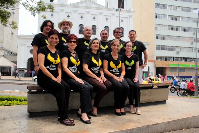 Los organizadores: Esther López (Funseptum), Elena Arenas de Ortiz (Centro Colombo Americano), Marta E. Gómez (Centro Cultural del Oriente), Carmen Alicia Remolina (Cámara de Comercio de Bucaramanga), Carolina Rueda García (Banco de la República), Alfonso Becerra (El Cartel), Puno Ardila (UIS), Antonio José Díaz Ardila (Teatro Santander), Felipe Abril (productor), Francisco Centeno (Instituto Municipal de Cultura) y Josué Gutiérrez (consultor del programa)