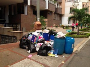 En la calle 42 entre carreras 35 y 35A un lector denunció a quienes sacaron estas basuras fuera del horario indicado por la empresa de aseo.  - Suministrada ‏@Futuraeditor / GENTE DE CABECERA