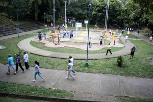 El parque de Los Leones tiene el gimnasio alrededor de una de las canchas