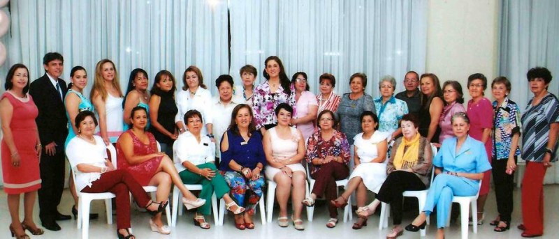 Blanca Nubia Cabeza, Olid Gómez, Abeliza Pabón, Rebeca Salcedo Flórez, María Inés Mesa, Magdalena Villamizar, Esperanza Medina, Nay Jiménez y María Victoria Vega. De pie: María Isabel Calderón, Cristian Gutiérrez, Sandra Carreño, Clara H. Cotte, Nancy Delgado, Dora Torres, María del Carmen Bohórquez, Carmen C. García, Silvana Cuadros, María Gladys Serrano, Martha Lucía Cárdenas, Elsa Bayona, Alicia Barajas, María A. Chacón, Javier Rodríguez, Alejandra Salcedo Flórez, Adela Torres de Luna, Gladys López de Vargas y Esperanza Rueda.     - Suministrada /GENTE DE CABECERA