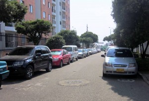 “Las fotos enviadas son solo de dos calles, pues las personas que cuidan los carros se molestaron y no pudimos tomar más”, recalcó la Periodista del Barrio. - Suministrada /GENTE DE CABECERA