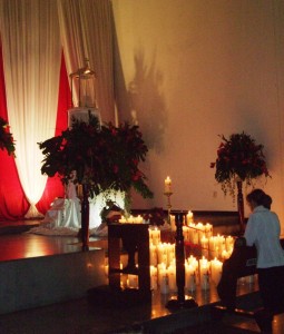 La oración y alabanza ante el Santísimo Monumento es el Jueves Santo en la noche, generalmente se cierran los templos a las 12 a. m.