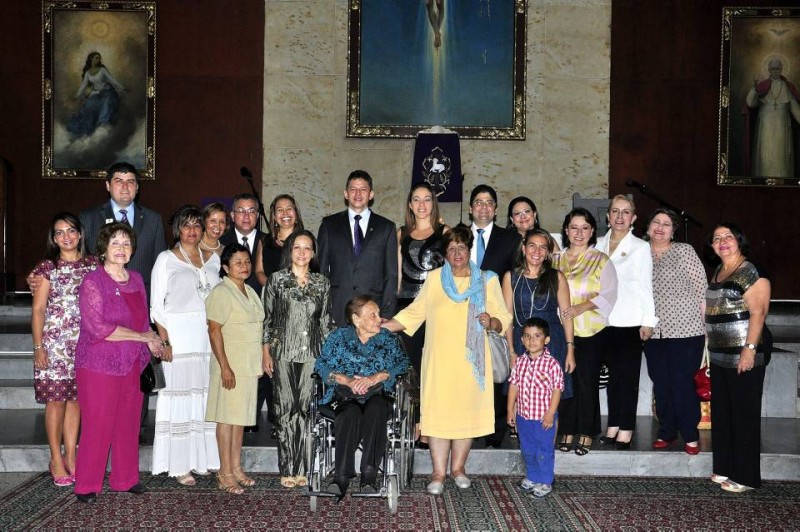 En la foto: Magda Lucía Burgos Galindo, Graciela Pedrosa de Peñalosa, Claudia Forero Mesa, Yolanda Luna, Nubia Esneda Varela Villalba, Enalba Gamboa de Fernández, Sara Montejo, Ilba Teresa García Reyes, Gustavo Andrés Peñalosa Burgos, Gustavo Peñalosa Pedroza, Vilma Eslava, Jairo Cáceres, Maritza García, Omar Acevedo Rodríguez, Rosana Salinas Velazco, Carlos Mauricio Peñalosa, Claudia Marcela Pinzón, Beatriz Calderón Gómez, Nelly Lugo Galindo, Yamila Jamza de Espinosa y Rosa Elvira Domínguez