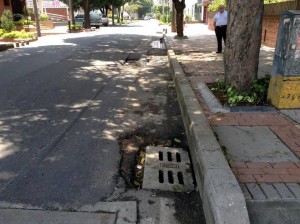 Estas son algunas de las grietas del pavimento de la calle 48 con carrera 27A. - Suministradas M. Meneses / GENTE DE CABECERA