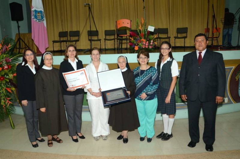 Laura Marcela Becerra, Hermana María Carolina Henao, Olga Gómez Rey, Tatiana Arboleda, Hermana Beatriz Cecilia Diez Montoya, rectora del Colegio de la Santísima Trinidad; Ludy Osorio de Jaimes, Ángela María Bustamante y Nelson Calderón Ardila. - Suministrada /GENTE DE CABECERA