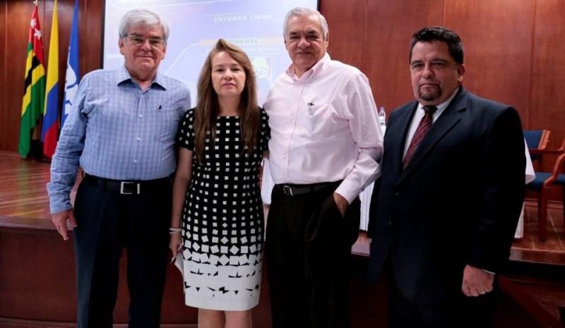 Nilson Pinilla Pinilla, magistrado de la Corte Constitucional; Martha Helida Ardila, Eduardo Pilonieta, abogado laboralista, y Jaime Puentes Torrado, decano de la Facultad de Derecho y Ciencias Políticas de la Udes. - Suministrada /GENTE DE CABECERA