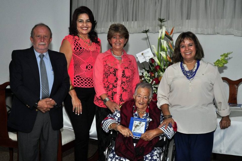 El día del lanzamiento del libro de Olga Cárdenas de Neira la acompañaron sus hijos: Hernando, Miriam Riquelme, Constanza y Claudia Neira. No pudo asistir su hijo Mauricio quien reside en el exterior