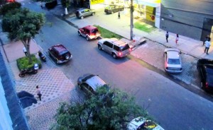 Los carros mal parqueados se ven no solo sobre los andenes, sino sobre la vía. - Suministrada / GENTE DE CABECERA