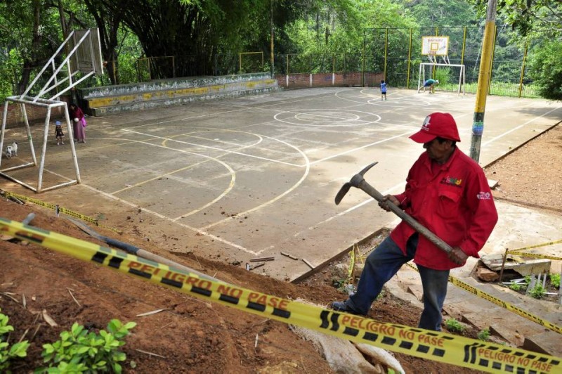 Andelfo Gélvez es desde mediados de febrero el parquero asignado por la Alcaldía de Bucaramanga. Él se encarga de limpiarlo a diario y rociar las matas