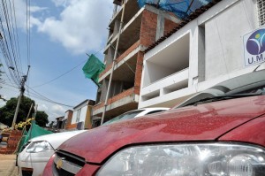 Vecinos de una obra de la carrera 35 se quejan por falta de prevención para evitar la contaminación en el aire que respiran. - Didier Niño /  GENTE DE CABECERA