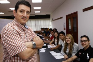 El profesor Carlos Fernando Díaz Menéndez es egresado del colegio San Pedro Claver y de la Universidad Autónoma de Bucaramanga, Unab. - Fotos: César Flórez /GENTE DE CABECERA