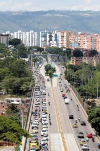 El trancón obligó a muchas personas a tomar la autopista para llegar a sus destinos. - Javier Gutiérrez /GENTE DE CABECERA