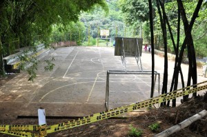 La cancha de La Floresta es usada por jóvenes y adultos, sin embargo vecinos recomiendan hacer menos ruido y respetar el horario de descanso de fines de semana y en las noches. - Laura Herrera /GENTE DE CABECERA