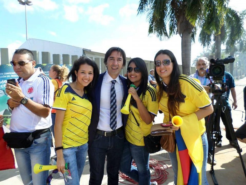 Clara Lisseth Mendoza MartÍnez, Andrea Velasco Corredor y Nidia Milena DomÍnguez se tomaron una foto con Marcelo Bendeto, de Fox Sport, antes de ingresar al partido Colombia - Grecia