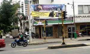 Aunque se hacen controles, las carreras 27 y 33 son unas de las vías con más publicidad exterior. - Tatiana Celis / GENTE DE CABECERA