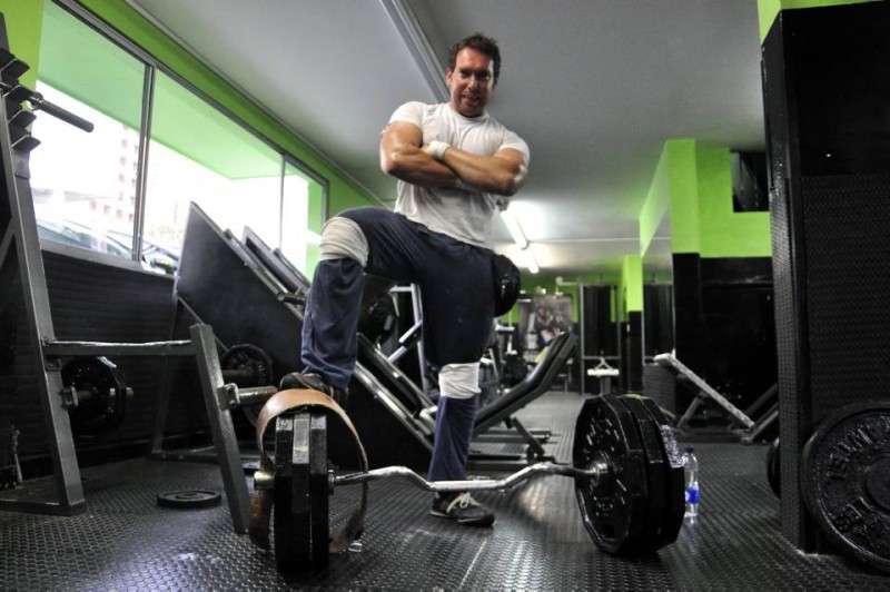 César Alexander lleva varios meses asistiendo al gimnasio. Su mayor anhelo es participar en cometencias de fuerza y para eso se prepara tres veces por semana, eso sí, siguiendo las recomendaciones médicas por su enfermedad: miastenia gravis