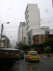 Aparte de la queja por la invasión de andenes por parte de cafeterías del sector, también están los carros que se estacionan en plena calle 42 con 27A. - Archivo / GENTE DE CABECERA