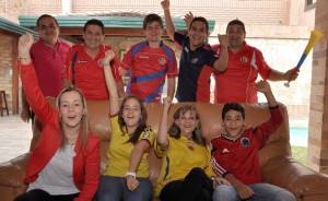 La familia Pinto disfruta con las camisetas de Colombia y Costa Rica. En la foto: Silvia Pinto, Ana Pinto, Viviana de Pinto, Nicolás Pinto, Camilo Arenas, Alfonso Pinto, Alfonso Pinto Jr., Germán Tapias Pinto y Juan José Pinto