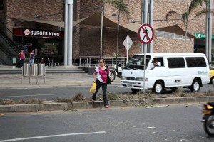 Los peatones deben ingeniárselas para cruzar la transversal 93. Tránsito por su parte instaló el año pasado un aviso que prohíbe esta acción. - Javier Gutiérrez / GENTE DE CABECERA