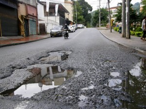 En época de lluvia el hueco resulta frente a la Unab resulta más peligroso. - Jaime Del Río / GENTE DE CABECERA