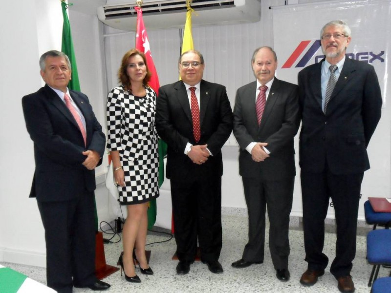 Luis Orlando Muñoz Muñoz, miembro de junta directiva de la Sociedad Colombiana de Ingenieros – SCI; Luz Mélida Gamboa, homenajeada; Carlos Yepes Maya, presidente de la Sociedad Santandereana de Ingenieros SSI; Jesús Rodrigo Fernández Fernández, homenajeado, y Adriano Otero Pinedo, homenajeado también. - Suministrada / GENTE DE CABECERA