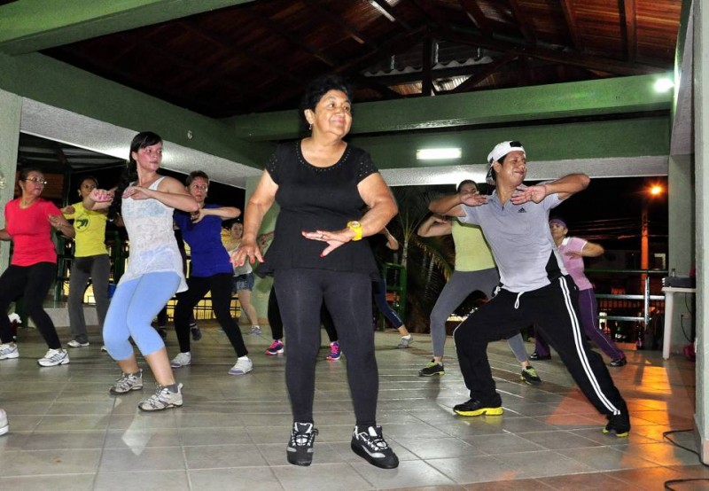 Leonor Álvarez (vestida de negro) y sus alumnas de bailoterapia, en el conjunto residencial Santa Bárbara II