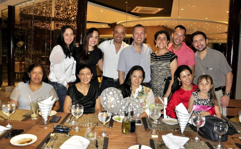 Edy Villamizar, Alba Cuadros, Yadira Estrada, Jenny Pacheco y Gabriela Sanguino. Atrás: Ady Perroñe, Olga Moreno, Juan Carlos Gómez, José Domingo Rincón, María Constanza Basto, Edwin Bustamante y Leonardo Blanco. - Laura Herrera / GENTE DE CABECERA