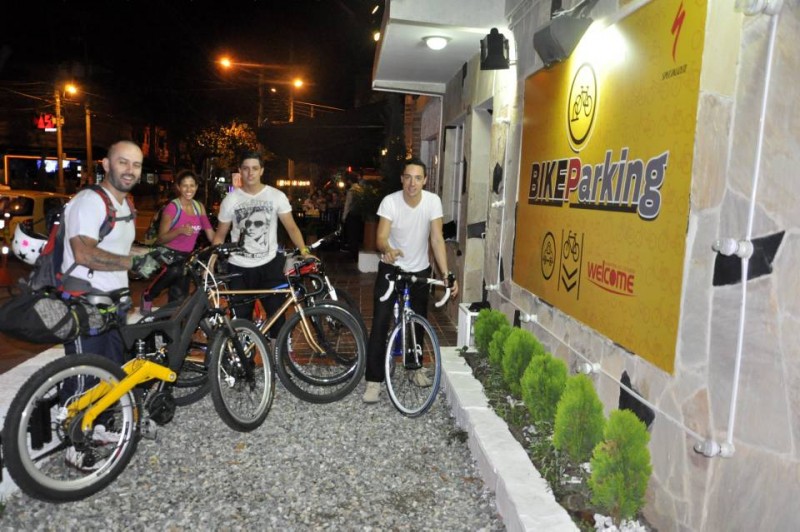 En El Garaje algunos ciclistas llegan a disfrutar de una cena en su bicicleta