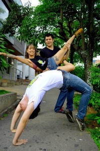 Además de medírsele a la creación de una aplicación, estos profesionales se mueven en grupos de danzas y música.