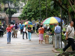 Los vecinos del barrio denuncian que muchos vendedores informales retornaron a sus habituales ‘sitios de trabajo’, como ocurre en el parque San Pío, sobre la calle 46. - Jaime Del Río / GENTE DE CABECERA