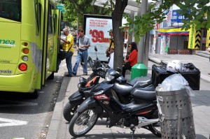 Las motos estacionadas sobre los andenes representan otra manera de invasión de espacio público