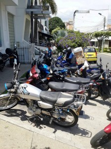 Así de atestado se ve parte del andén de la carrera 35A con calle 48. - Suministrada / GENTE DE CABECERA