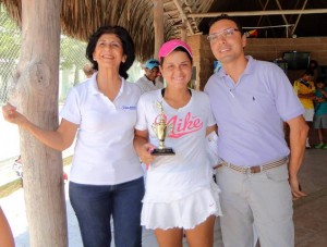 En la premiación: Margarita Arenas de Ducán, directora de la Liga de Tenis del Atlántico; Mariana Álvarez Rueda, subcampeona del certamen, y Walter Castañeda, árbitro del torneo. - Suministrada / GENTE DE CABECERA