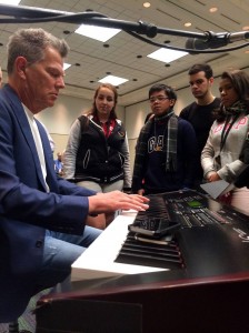 Lucy, los tres finalistas y el músico canadiense David Foster