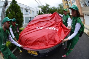 En el mismo lugar donde se realizaba la jornada algunos insistieron en utilizar la calle como parqueadero. Por eso sus vehículos fueron cubiertos con una carpa que decía: Infractor