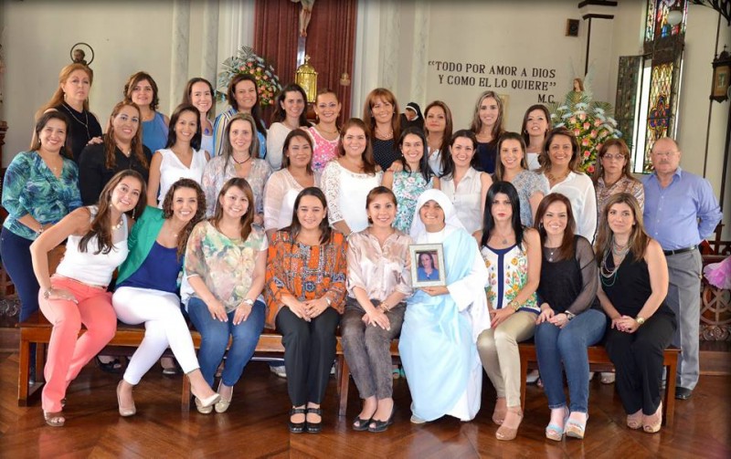 Tercera fila: Aida Arenas, Silvia Perdomo, Laura García, Juliana Aponte, Silvia Uribe, Liliana Rueda, Vilma Cadena, Sandra Pardo, Helga Palacios y Silvia Schneider. Segunda fila: Jazmín Argüello, Juliana Lozano, Silvia Cuevas, Silvia Arias, Claudia Mayorga,  Ximena Escobar, Yadira Gallo, Clara  Olaya, Olga Villamizar, Viviana Sanabria, Alonso Prieto y señora. Primera fila: Silvia  Acevedo, Pilar Mesa, Silvia Ayala, Sandra Pardo, Ximena Martínez, Hermana Gabriela, (en la foto Laura Prieto (q.e.p.d), Olga Luna, Gladys Serrano y Ximena Martínez. - Suministrada Horacio Almeida / GENTE DE CABECERA