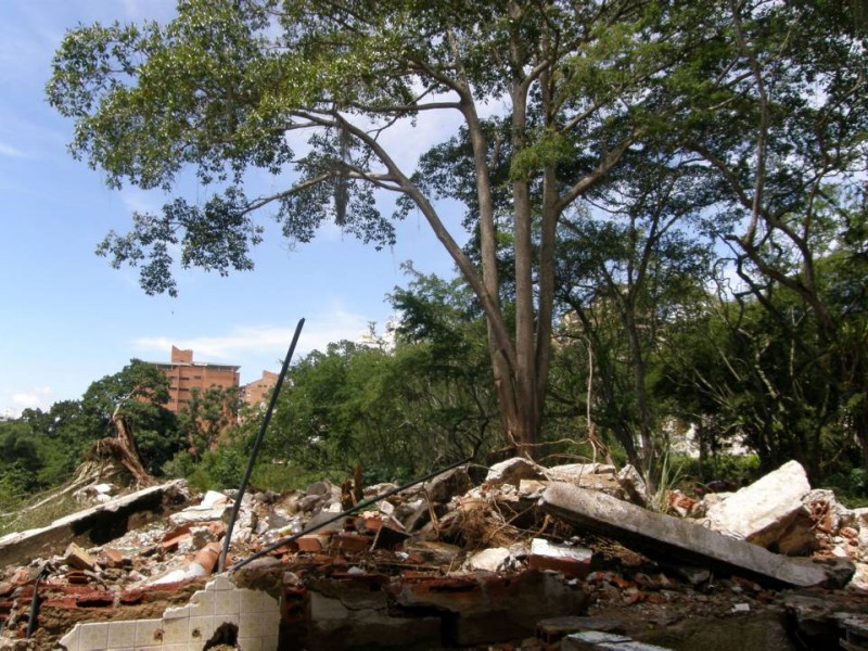 Aunque ya se dio el primer paso visible para la construcción del parque, que es la demolición de las ruinas de las casas, los vecinos espran que los recojan los escombros e inicien obras