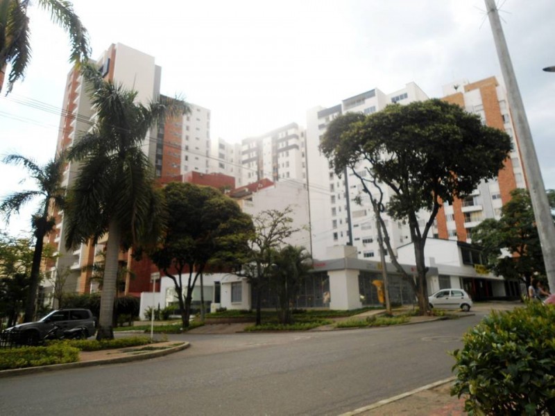 Desde el costado occidental del parque Las Palmas se observa la arquitectura de la manzana, hacia el norte con edificios altos y hacia el sur se conservan casas de uno y dos pisos