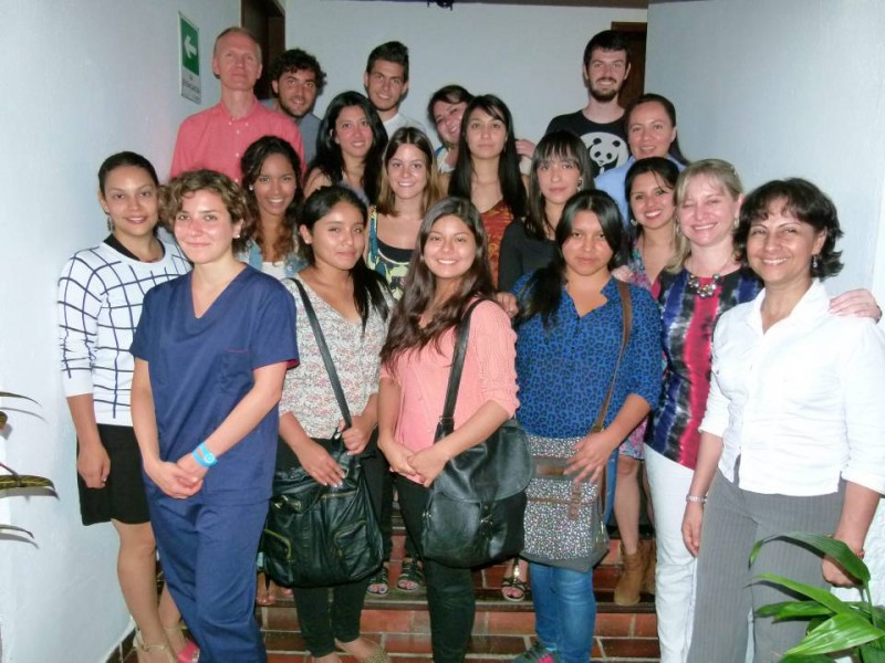 Los estudiantes y docentes  extranjeros en la Unab: Dilma Becerra, Adriana Martínez, Angielita Edith, Pamela Tueros, Elisa Reitano, Claudia Molina, Mayra Robles, María Valles Pastor, Daniela Fuente, Alba Gutiérrez, Romina Huaiquil, Gisella Hernández González, Verónica Aida Maradona, Victoria Meneses, Eivind Galteland, Danielle Grippaldi, Arnaud Brons, Mariela Soledad Reyne y Eduardo Higon Galiana