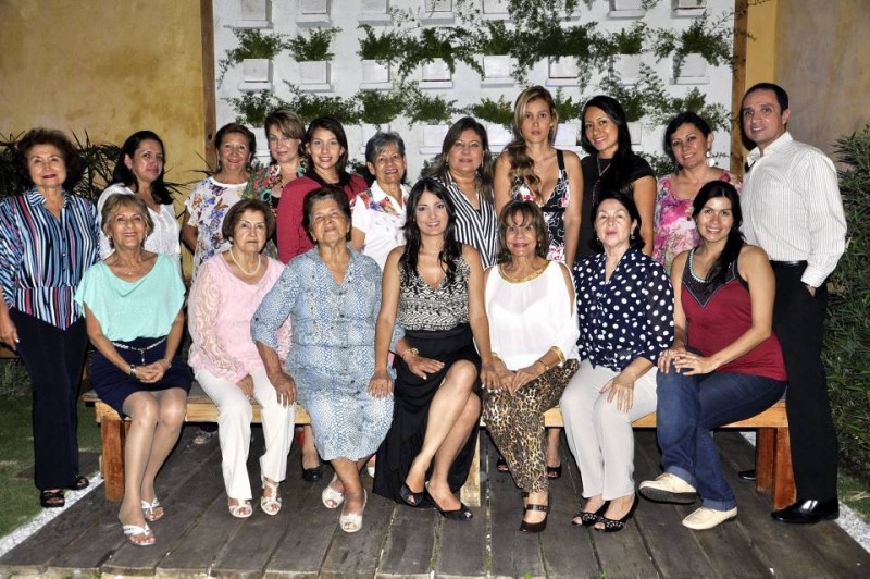 Carmen Nubia Murillo, Francisca Moreno, Cristina Camacho, Carolina Carrillo, Sonia Murillo, Irma Ramírez, Adelaida Ramírez, Gladys Villarreal, Sandra Rodríguez, Naty Reyes, Rosi Acevedo, Vanesa Mejía, Gladys Murillo, Jessica Lynn Villarreal, Saray Ordóñez, Andrea Claros, Adriana Mutis y Marcel Tarazona. - Laura Herrera / GENTE DE CABECERA