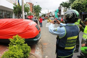 Los agentes de Tránsito y la unidad de Te Veo Bien-Te Veo Mal continuarán sorprendiendo a los mal parqueados. - Jaime Del Río Quiroga / GENTE DE CABECERA