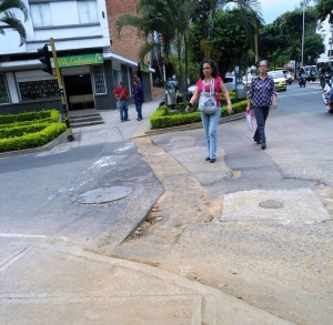 En algunas calles como la 42 con carrera 33 aún esperan la llegada del pavimento.