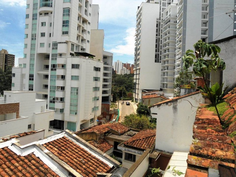 Desde una de las viviendas se observa la carrera 47A, al occidente edificios y al oriente las casas con tejados tradicionales. Un bonito contraste.