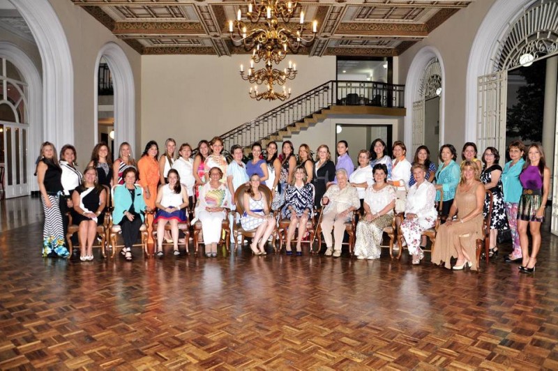 Beatriz Rey, Cenilde de Mendoza, Daniela Pinto, Esperanza de Arenas, Silvia Viviana Pinto Frattali, Viviana de Pinto, Carmen de Valdivieso, Yolanda Blanco, Cecilia de Zambrano, Consuelo Rojas, Magali Hernández, Mariela de Delgado, Natalia Castro, Katherine Valdivieso, Mabel Valdivieso, Bibiana Acevedo, Teresa Rueda, Erika Flórez, Anita de Gómez, Patricia de Reyes, Katherine Hernández, Sofía de Reyes, Ivonne Hernández, Anabel Quintero, Patricia de Arenas, Silvia Carvajal, Elsa de Carvajal, Marcela de Tamayo, Rubiela González, Nancy Mantilla, Gloria de Jiménez, Ángela Vera, Martha Trillos, Gloria de Galvis y Nilsa Pilar Castro. - Laura Herrera / GEN TE DE CABECERA