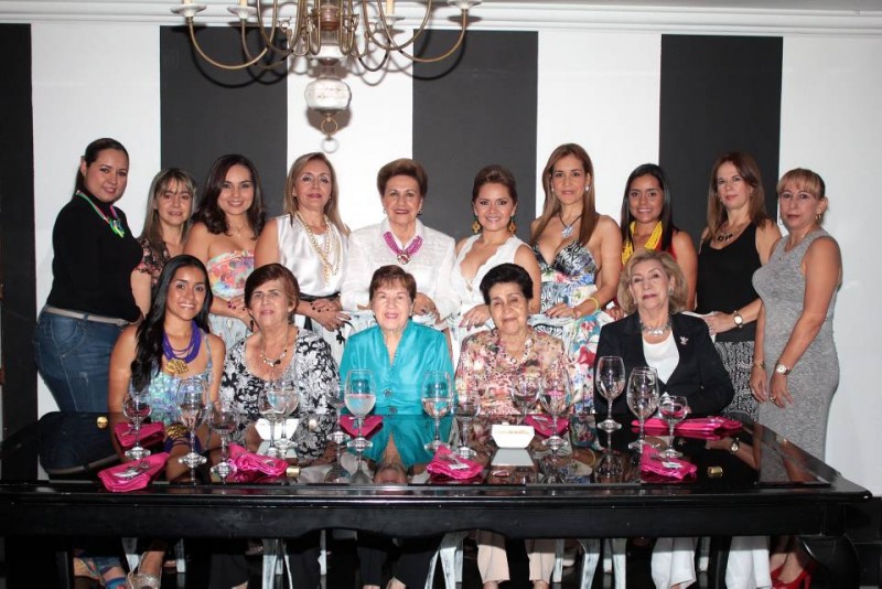 Liliana Sanabria, Yudi Ascencio, Milena Porras, Rosmira Contreras, Elsa de Sepúlveda, la novia Paola Andrea Chávez Contreras, Luz Marina Atuesta, Mónica Chávez, Janeth Morales y Diana Velásquez. Sentadas: Natalia Chávez, Mery Chacón, Irene de Remolina, Flor María de Atuesta y Lucila Hernández. - Javier Gutiérrez / GENTE DE CABECERA